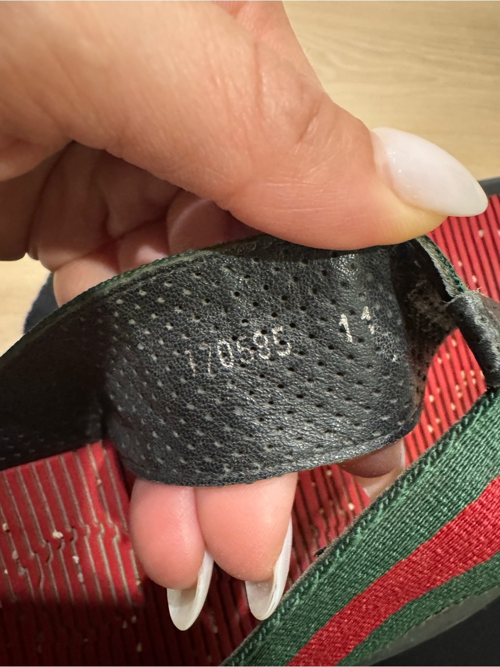 GUCCI Striped Green & Red Webbing Flip Flops - Picture 3 of 3